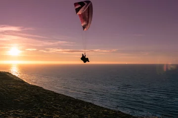 Rolgordijnen Paraglider im Sonnenuntergang © maxxpix