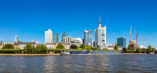 Fototapeta na wymiar Ginancial district in Frankfurt