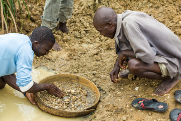 Naklejka premium Wydobywanie diamentów w Sierra Leone