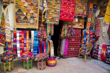 Fotobehang Kleurrijke stoffen op de markt van Agadir in Marokko © BGStock72