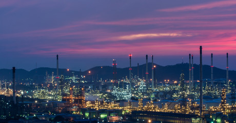 Obraz premium Oil refinery power station at twilight