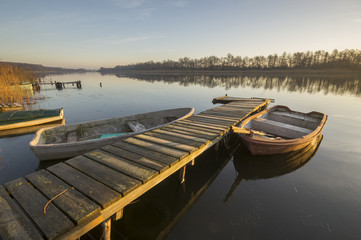  łódź wędkarska przy drewnianym pomoście © Mike Mareen