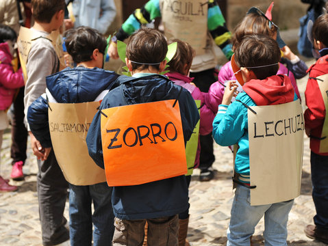 Ni&ntilde;os disfrazados de animales, juegs infantiles