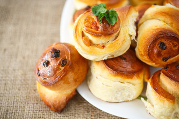 sweet rolls with raisins