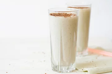 Cercles muraux Milk-shake milk-shake avec garniture au chocolat dans une tasse en verre