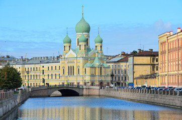 Fototapeta na wymiar Свято-Исидоровская церковь в Санкт-Петербурге