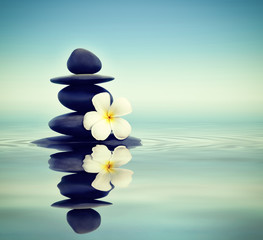 Obraz na płótnie Canvas Zen stones with frangipani