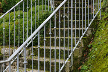 Alte Granittreppe mit Eisengeländer und Handlauf