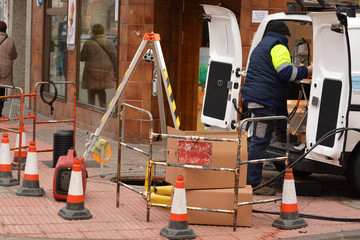 Fototapeta premium obreros trabajando en la alcantarilla