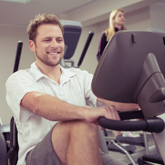 mann trainiert im fitness-studio