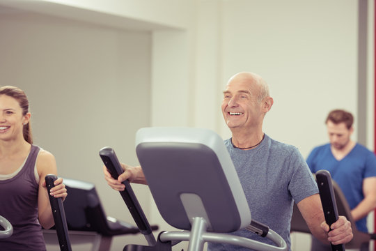 älterer mann trainiert im fitnessclub
