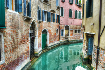 Fototapeta na wymiar narrow canal in Venice