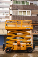 elevador industrial en la fachada de un edificio