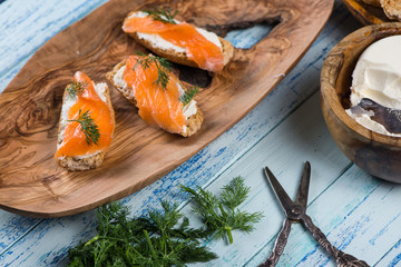 wholegrain bread with smoked salmon and fresh dill