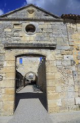 Weinbau Bordeaux: Tor zum alten Franziskaner-Kloster in Saint-Emilion