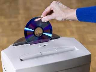 Paper and CD shredder