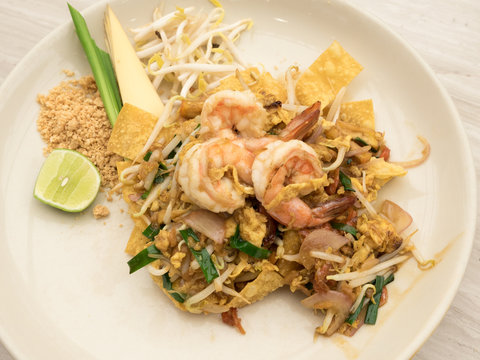 stir-fried rice noodles (Pad Thai)