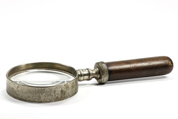 alte Lupe isoliert auf weißem Hintergrund