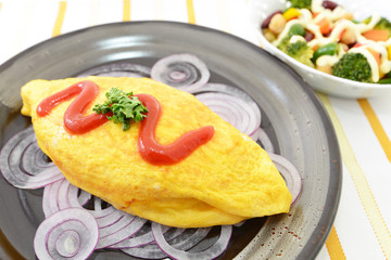 オムライスと野菜サラダ