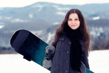 femme avec planche à neige