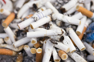 大量のタバコの吸殻