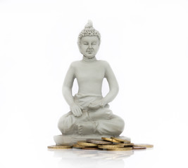 Pièces de monnaie autour d'un bouddha