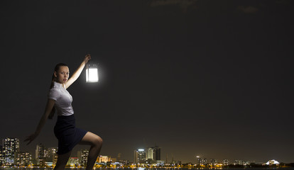 Obraz premium Businesswoman with lantern