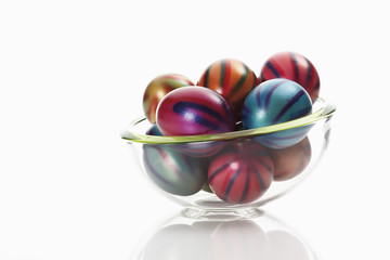 Multi farbige Ostereier in der Schüssel auf weißem Hintergrund