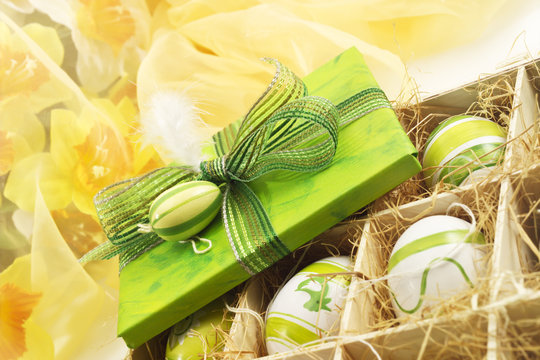 Gr&uuml;nes Geschenkp&auml;ckchen mit Schleife und Osterei