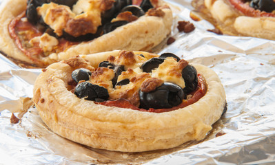 Close up of mini pizzas with olivs
