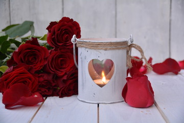 Laterne mit roten Rosen