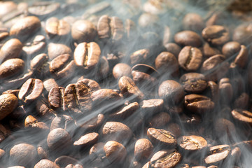 Frisch geröstete Kaffeebohnen