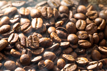 Fototapeta premium Frisch geröstete Kaffeebohnen