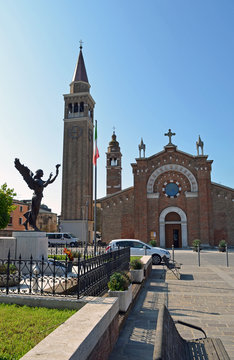 Kirche und Denkmal in Cavallino Treporti bei Venedig