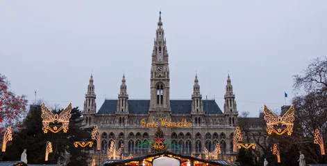 Rolgordijnen The Vienna City Hall (Rathaus) with Christmas Market © norbel