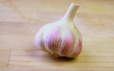 gousse d'ail rose,isolé,sur bois