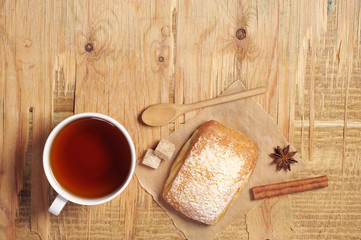 Obraz na płótnie Canvas Tea cup and fresh bun