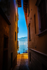 Narrow street 's aperture at Lake Garda
