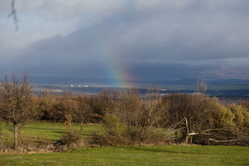 Paisaje de monta&ntilde;a con arcoiris