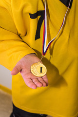 Золотая медаль в руке - obrazy, fototapety, plakaty