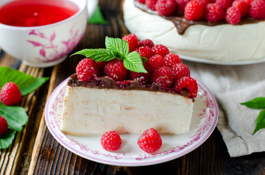 Cheesecake with raspberry and chocolate