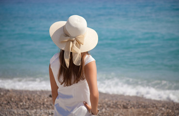 Fototapeta na wymiar back view of a woman on the beach