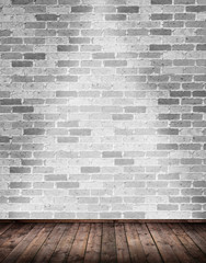 Innenraum mit grauer Ziegelmauer