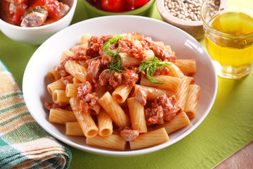 rigatoni con ragù di salsiccia di maiale