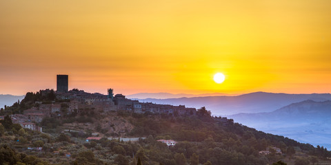 Fototapeta na wymiar Tuscan Town at Sunrise