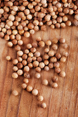 coriandolo sul tavolo di legno