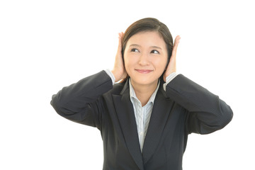 耳を押さえる女性