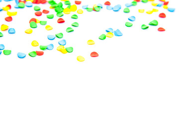 Konfetti auf weißem Hintergrund