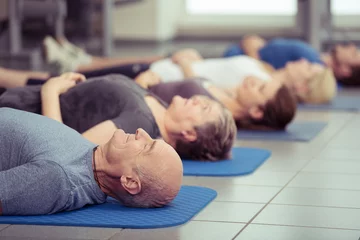 Cercles muraux École de yoga gruppe mit senioren im fitness-studio