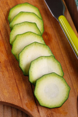 zucchino affettato sul tagliere